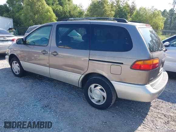 ✅ 1998 Toyota Sienna LE • VIN: 4T3ZF13C3WU037100 • Lot: 43176781. Wystawiony na IAAI z przebiegiem 231 523 mil. Bezpłatny archiwum sprzedaży aukcyjnych z USA i szczegółowy raport historii pojazdu na DreamBid. Zdjęcie 3.