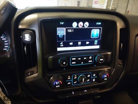 2015 Chevrolet Silverado 1500 LT z VIN 1GCRCREH0FZ398560, wystawiony jako IAAI lot #42454940 z przebiegiem 158 025 mil mil oraz . Historia ofert i sprzedaży dostępna na DreamBid. Obrazek 20.