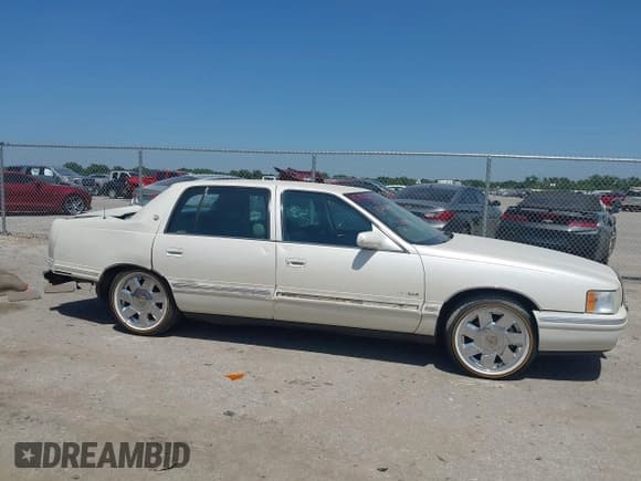 ✅ 1998 Cadillac DeVille • VIN: 1G6KD54Y7WU770095 • Lot: 42768681. Listed on IAAI with Not provided. Free auction sales archive from the USA and detailed vehicle history report at DreamBid. Image 13.
