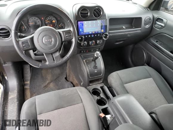 ✅ 2014 Jeep Patriot Latitude • VIN: 1C4NJRFB2ED617531 • Lot: 92112125. Wystawiony na Copart z przebiegiem 120 559 mil. Bezpłatny archiwum sprzedaży aukcyjnych z USA i szczegółowy raport historii pojazdu na DreamBid. Zdjęcie 8.