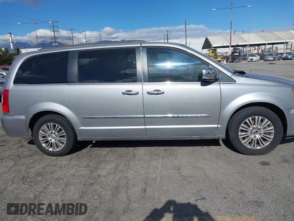 ✅ 2015 Chrysler Town & Country Touring • VIN: 2C4RC1CG2FR547704 • Лот: 41262740. Опубликован ранее на IAAI с пробегом 251 912 миль. Бесплатный доступ к архиву аукционных продаж из США и подробный отчёт об истории автомобиля на DreamBid. Изображение 13.