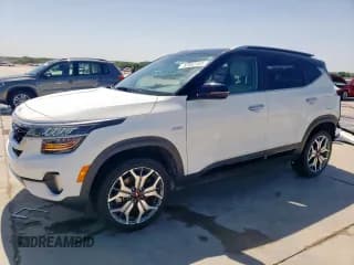 ✅ 2022 Kia Seltos SX • VIN: KNDETCA20N7268642 • Lot: 57047405. Wystawiony na Copart z przebiegiem 29 830 mil. Bezpłatny archiwum sprzedaży aukcyjnych z USA i szczegółowy raport historii pojazdu na DreamBid. Zdjęcie 1.