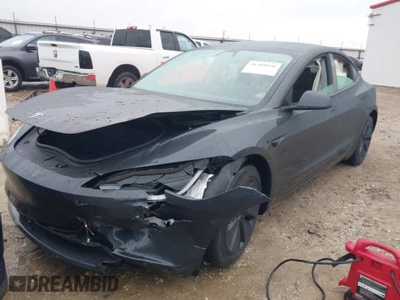 ✅ 2025 Tesla Model 3 Long Range • VIN: 5YJ3E1EA5SF911256 • Lot: 41509976. Wystawiony na IAAI z przebiegiem 1 806 mil. Bezpłatny archiwum sprzedaży aukcyjnych z USA i szczegółowy raport historii pojazdu na DreamBid. Zdjęcie 18.