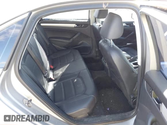 ✅ 2013 Volkswagen Passat SE • VIN: 1VWBN7A35DC044394 • Lot: 43689293. Wystawiony na IAAI z przebiegiem 74 727 mil. Bezpłatny archiwum sprzedaży aukcyjnych z USA i szczegółowy raport historii pojazdu na DreamBid. Zdjęcie 8.