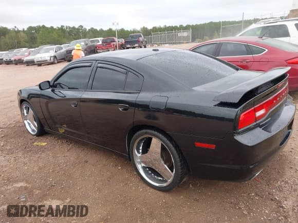 ✅ 2012 Dodge Charger SE • VIN: 2C3CDXBG7CH203220 • Lot: 43391170. Wystawiony na IAAI z przebiegiem 212 317 mil. Bezpłatny archiwum sprzedaży aukcyjnych z USA i szczegółowy raport historii pojazdu na DreamBid. Zdjęcie 3.