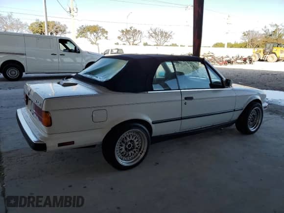 1990 BMW 3 Series z VIN WBABB2317LEC22917, wystawiony jako Copart lot #85798864 z przebiegiem 123 550 mil mil oraz Czysty tytuł • Clean title. Historia ofert i sprzedaży dostępna na DreamBid. Obrazek 3.
