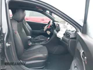 2021 Hyundai Veloster 2.0 z VIN KMHTG6AF1MU032870, wystawiony jako IAAI lot #41323767 z przebiegiem 25 955 mil mil oraz . Historia ofert i sprzedaży dostępna na DreamBid. Obrazek 5.