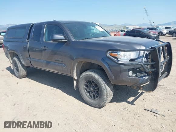 ✅ 2022 Toyota Tacoma SR • VIN: 3TYSZ5AN6NT084565 • Lot: 42151265. Wystawiony na IAAI z przebiegiem 62 871 mil. Bezpłatny archiwum sprzedaży aukcyjnych z USA i szczegółowy raport historii pojazdu na DreamBid. Zdjęcie 1.