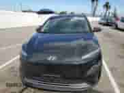 2023 Hyundai Kona SE z VIN KM8K23AG3PU166172, wystawiony jako Copart lot #43836833 z przebiegiem 5 169 mil mil oraz . Historia ofert i sprzedaży dostępna na DreamBid. Obrazek 5.