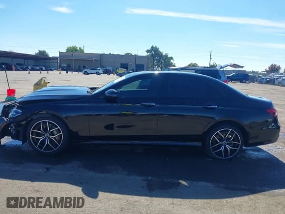 ✅ 2022 Mercedes-Benz E 350 • VIN: W1KZF8DB1NB070673 • Lot: 43487114. Listed on IAAI with 60,888 mi. Free auction sales archive from the USA and detailed vehicle history report at DreamBid. Image 15.