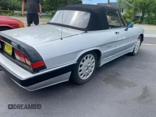 ✅ 1987 Alfa Romeo Spider • VIN: ZARBA5566H105XXX • Lot: 63038355. Wystawiony na Copart z przebiegiem 158 628 mil. Bezpłatny archiwum sprzedaży aukcyjnych z USA i szczegółowy raport historii pojazdu na DreamBid. Zdjęcie 4.