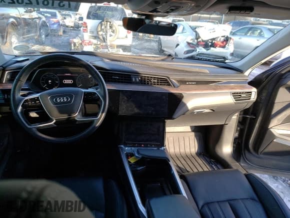 ✅ 2019 Audi e-tron Prestige • VIN: WA1VABGE6KB024661 • Lot: 73187202. Wystawiony na Copart z przebiegiem Nie podano. Bezpłatny archiwum sprzedaży aukcyjnych z USA i szczegółowy raport historii pojazdu na DreamBid. Zdjęcie 8.