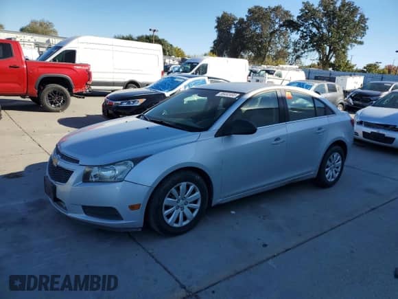 2011 Chevrolet Cruze LS z VIN 1G1PC5SHXB7190124, wystawiony jako Copart lot #86492495 z przebiegiem 226 942 mil mil oraz Szkoda całkowita • Salvage title. Historia ofert i sprzedaży dostępna na DreamBid. Obrazek 1.