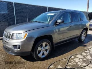 ✅ 2012 Jeep Compass Sport • VIN: 1C4NJDBB5CD592680 • Lot: 85838975. Wystawiony na Copart z przebiegiem 68 066 mil. Bezpłatny archiwum sprzedaży aukcyjnych z USA i szczegółowy raport historii pojazdu na DreamBid. Zdjęcie 1.