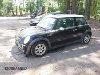 2005 MINI Hardtop with VIN WMWRC33545TJ70677, listed as a IAAI auction lot 42579234 with 104,367 mi miles and . Bid and sale history available at DreamBid. Image 2.