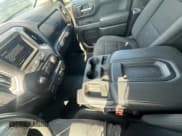 ✅ 2019 Chevrolet Silverado 1500 Custom • VIN: 1GCRYBEF2KZ317771 • Lot: 69050054. Wystawiony na Copart z przebiegiem 103 878 mil. Bezpłatny archiwum sprzedaży aukcyjnych z USA i szczegółowy raport historii pojazdu na DreamBid. Zdjęcie 10.