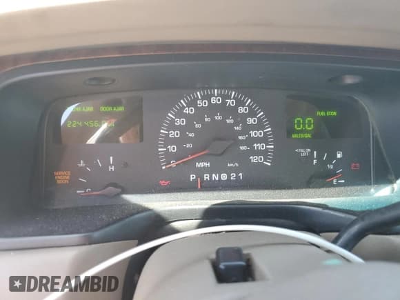 ✅ 2000 Lincoln Town Car Executive • VIN: 1LNHM81W9YY899233 • Лот: 69630805. Опубликован ранее на Copart с пробегом 224 456 миль. Бесплатный доступ к архиву аукционных продаж из США и подробный отчёт об истории автомобиля на DreamBid. Изображение 9.