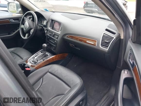 ✅ 2010 Audi Q5 Premium Plus • VIN: WA1LKAFP8AA090943 • Lot: 42262919. Wystawiony na IAAI z przebiegiem 180 691 mil. Bezpłatny archiwum sprzedaży aukcyjnych z USA i szczegółowy raport historii pojazdu na DreamBid. Zdjęcie 5.