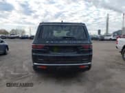 ✅ 2023 Jeep Wagoneer Series III • VIN: 1C4SJVDP2PS563494 • Lot: 43591813. Wystawiony na IAAI z przebiegiem 20 947 mil. Bezpłatny archiwum sprzedaży aukcyjnych z USA i szczegółowy raport historii pojazdu na DreamBid. Zdjęcie 17.