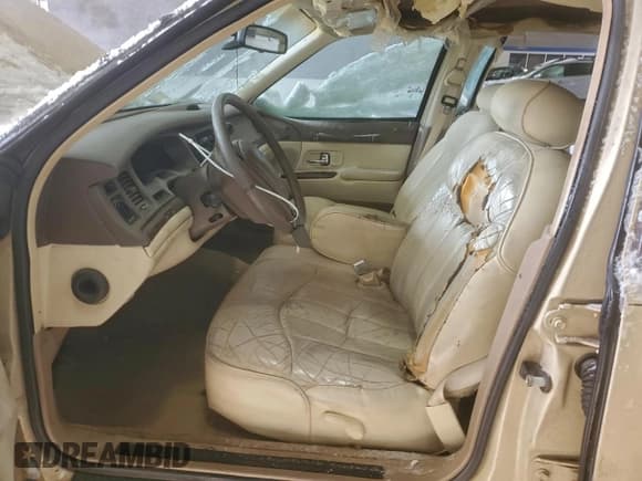 ✅ 1997 Lincoln Town Car Executive • VIN: 1LNLM81W1VY601022 • Lot: 82704885. Listed on Copart with 110,776 mi. Free auction sales archive from the USA and detailed vehicle history report at DreamBid. Image 7.