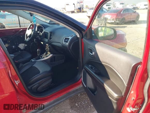 ✅ 2018 Jeep Compass Latitude • VIN: 3C4NJDBB7JT223214 • Lot: 42836032. Wystawiony na IAAI z przebiegiem 82 208 mil. Bezpłatny archiwum sprzedaży aukcyjnych z USA i szczegółowy raport historii pojazdu na DreamBid. Zdjęcie 5.