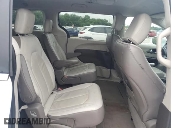 ✅ 2017 Chrysler Pacifica Touring L • VIN: 2C4RC1BG1HR702473 • Лот: 57705575. Опубликован ранее на Copart с пробегом 152 445 миль. Бесплатный доступ к архиву аукционных продаж из США и подробный отчёт об истории автомобиля на DreamBid. Изображение 11.