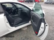 ✅ 2013 Hyundai Genesis Coupe 2.0T • VIN: KMHHT6KDXDU099174 • Lot: 42906103. Wystawiony na IAAI z przebiegiem 89 202 mil. Bezpłatny archiwum sprzedaży aukcyjnych z USA i szczegółowy raport historii pojazdu na DreamBid. Zdjęcie 5.