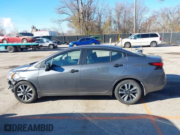 ✅ 2024 Nissan Versa S • VIN: 3N1CN8DV8RL929942 • Lot: 43806404. Wystawiony na IAAI z przebiegiem 32 920 mil. Bezpłatny archiwum sprzedaży aukcyjnych z USA i szczegółowy raport historii pojazdu na DreamBid. Zdjęcie 14.