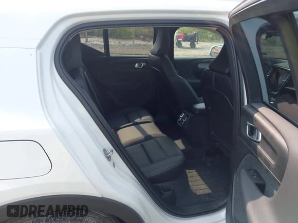 ✅ 2025 Volvo XC40 Core Bright Theme • VIN: YV4L12UJ7S2608174 • Lot: 43155109. Listed on IAAI with 3,610 mi. Free auction sales archive from the USA and detailed vehicle history report at DreamBid. Image 8.
