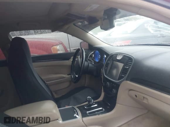 ✅ 2014 Chrysler 300 Uptown Edition • VIN: 2C3CCAAG5EH238455 • Лот: 43520551. Опубликован ранее на IAAI с пробегом 211 621 миль. Бесплатный доступ к архиву аукционных продаж из США и подробный отчёт об истории автомобиля на DreamBid. Изображение 5.