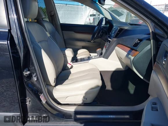 ✅ 2014 Subaru Outback Limited • VIN: 4S4BRBLC3E3325971 • Lot: 43610961. Wystawiony na IAAI z przebiegiem 197 256 mil. Bezpłatny archiwum sprzedaży aukcyjnych z USA i szczegółowy raport historii pojazdu na DreamBid. Zdjęcie 5.