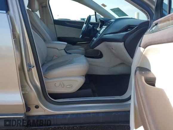 ✅ 2017 Lincoln MKC Reserve • VIN: 5LMCJ3C94HUL02474 • Lot: 43416290. Wystawiony na IAAI z przebiegiem 81 497 mil. Bezpłatny archiwum sprzedaży aukcyjnych z USA i szczegółowy raport historii pojazdu na DreamBid. Zdjęcie 5.