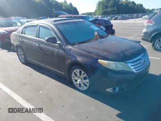 ✅ 2011 Toyota Avalon • VIN: 4T1BK3DB7BU393700 • Lot: 43133242. Wystawiony na IAAI z przebiegiem 355 703 mil. Bezpłatny archiwum sprzedaży aukcyjnych z USA i szczegółowy raport historii pojazdu na DreamBid. Zdjęcie 1.