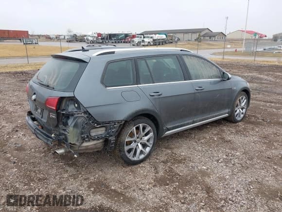 ✅ 2019 Volkswagen Golf S • VIN: 3VWH17AU7KM520624 • Lot: 41829713. Wystawiony na IAAI z przebiegiem 55 985 mil. Bezpłatny archiwum sprzedaży aukcyjnych z USA i szczegółowy raport historii pojazdu na DreamBid. Zdjęcie 4.