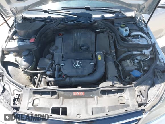 ✅ 2014 Mercedes-Benz C 250 Sport • VIN: WDDGF4HB5ER307781 • Lot: 42223138. Wystawiony na IAAI z przebiegiem 186 457 mil. Bezpłatny archiwum sprzedaży aukcyjnych z USA i szczegółowy raport historii pojazdu na DreamBid. Zdjęcie 10.