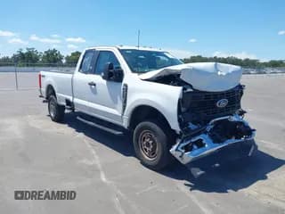 ✅ 2023 Ford F-250 XL • VIN: 1FT7X2BA6PED45106 • Lot: 43195525. Wystawiony na IAAI z przebiegiem 58 876 mil. Bezpłatny archiwum sprzedaży aukcyjnych z USA i szczegółowy raport historii pojazdu na DreamBid. Zdjęcie 1.