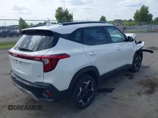 ✅ 2025 Kia Seltos S • VIN: KNDEUCAA4S7691515 • Lot: 42948054. Wystawiony na IAAI z przebiegiem 12 988 mil. Bezpłatny archiwum sprzedaży aukcyjnych z USA i szczegółowy raport historii pojazdu na DreamBid. Zdjęcie 4.