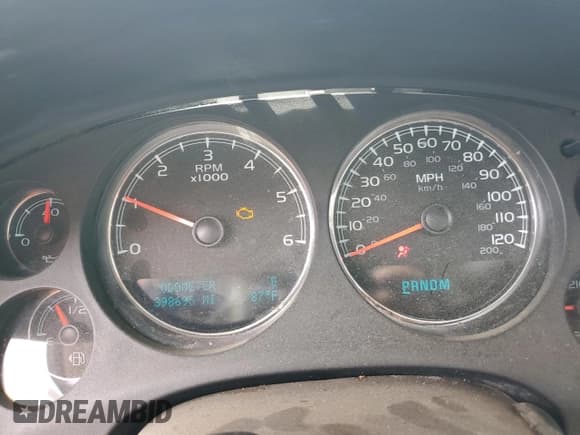 ✅ 2011 GMC Yukon XL SLT • VIN: 1GKS1KE04BR172710 • Лот: 60980735. Опубликован ранее на Copart с пробегом 398 695 миль. Бесплатный доступ к архиву аукционных продаж из США и подробный отчёт об истории автомобиля на DreamBid. Изображение 9.