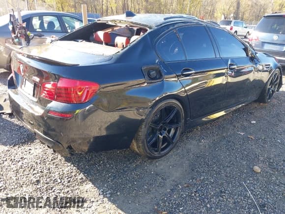 ✅ 2016 BMW M5 • VIN: WBSFV9C58GG343379 • Lot: 43578857. Wystawiony na IAAI z przebiegiem 62 517 mil. Bezpłatny archiwum sprzedaży aukcyjnych z USA i szczegółowy raport historii pojazdu na DreamBid. Zdjęcie 4.