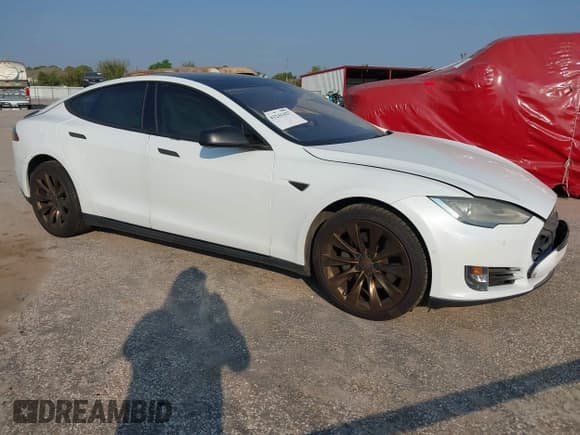 ✅ 2015 Tesla Model S 85D • VIN: 5YJSA1S22FF082785 • Lot: 43241427. Wystawiony na IAAI z przebiegiem 98 498 mil. Bezpłatny archiwum sprzedaży aukcyjnych z USA i szczegółowy raport historii pojazdu na DreamBid. Zdjęcie 1.
