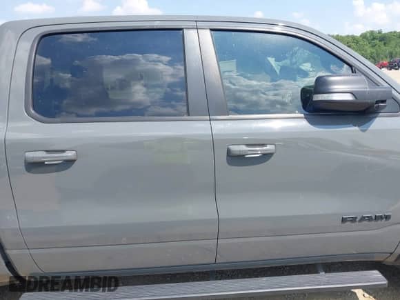 2020 Ram 1500 Rebel z VIN 1C6SRFLM8LN202602, wystawiony jako IAAI lot #42585757 z przebiegiem 46 177 mil mil oraz . Historia ofert i sprzedaży dostępna na DreamBid. Obrazek 13.