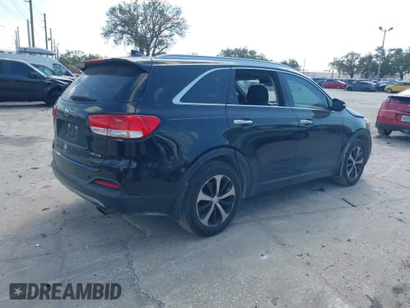 ✅ 2017 Kia Sorento EX • VIN: 5XYPH4A56HG313570 • Lot: 41511058. Wystawiony na IAAI z przebiegiem 90 766 mil. Bezpłatny archiwum sprzedaży aukcyjnych z USA i szczegółowy raport historii pojazdu na DreamBid. Zdjęcie 4.
