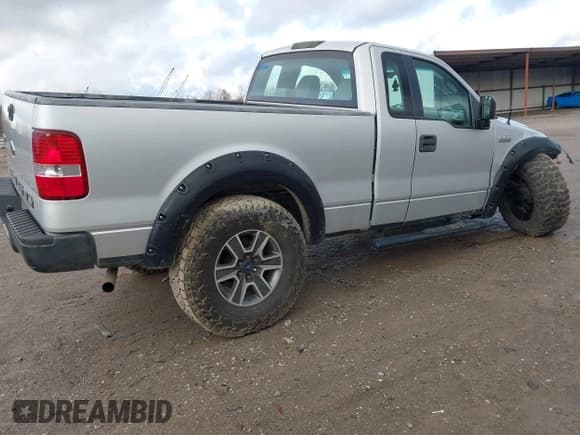 ✅ 2005 Ford F-150 XL • VIN: 1FTRF12255NB51355 • Lot: 43797826. Wystawiony na IAAI z przebiegiem 186 078 mil. Bezpłatny archiwum sprzedaży aukcyjnych z USA i szczegółowy raport historii pojazdu na DreamBid. Zdjęcie 4.