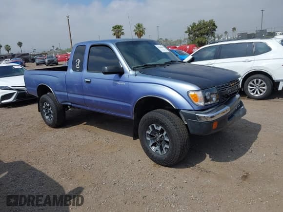 ✅ 2000 Toyota Tacoma PreRunner • VIN: 4TASM92N5YZ604138 • Lot: 42346827. Listed on IAAI with 252,139 mi. Free auction sales archive from the USA and detailed vehicle history report at DreamBid. Image 1.