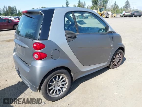 ✅ 2013 Smart fortwo Pure • VIN: WMEEJ3BA5DK622812 • Lot: 42356026. Wystawiony na IAAI z przebiegiem 64 983 mil. Bezpłatny archiwum sprzedaży aukcyjnych z USA i szczegółowy raport historii pojazdu na DreamBid. Zdjęcie 4.