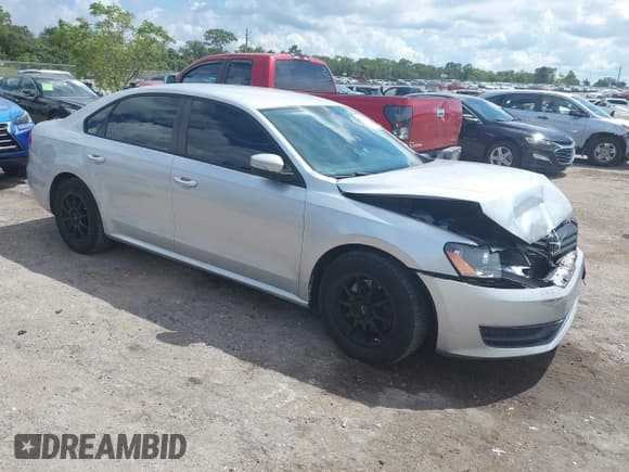 ✅ 2014 Volkswagen Passat S • VIN: 1VWAS7A39EC028186 • Lot: 43315523. Wystawiony na IAAI z przebiegiem 135 917 mil. Bezpłatny archiwum sprzedaży aukcyjnych z USA i szczegółowy raport historii pojazdu na DreamBid. Zdjęcie 1.