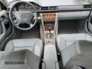 ✅ 1994 Mercedes-Benz 400 E • VIN: WDBEA34E8RC051086 • Lot: 57184065. Wystawiony na Copart z przebiegiem 123 536 mil. Bezpłatny archiwum sprzedaży aukcyjnych z USA i szczegółowy raport historii pojazdu na DreamBid. Zdjęcie 8.