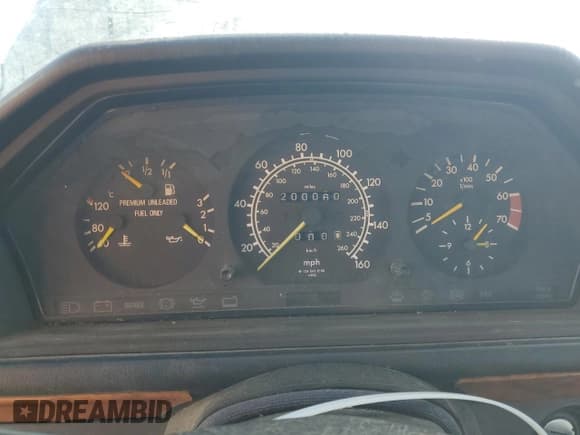 ✅ 1992 Mercedes-Benz 400 E • VIN: WDBEA34E7NB834951 • Lot: 80116135. Wystawiony na Copart z przebiegiem 200 060 mil. Bezpłatny archiwum sprzedaży aukcyjnych z USA i szczegółowy raport historii pojazdu na DreamBid. Zdjęcie 9.