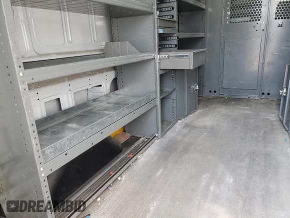 ✅ 2018 Ford Transit • VIN: 1FTYR2CV0JKA78165 • Lot: 70396615. Wystawiony na Copart z przebiegiem 216 761 mil. Bezpłatny archiwum sprzedaży aukcyjnych z USA i szczegółowy raport historii pojazdu na DreamBid. Zdjęcie 10.