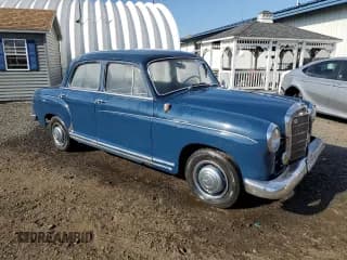 ✅ 1960 Mercedes-Benz 180 • VIN: A1200101005395 • Lot: 77305654. Wystawiony na Copart z przebiegiem 55 334 mil. Bezpłatny archiwum sprzedaży aukcyjnych z USA i szczegółowy raport historii pojazdu na DreamBid. Zdjęcie 4.